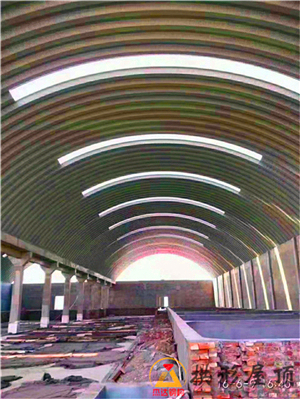 牛棚拱形屋顶开孔采光的方法拱形屋顶 (412).jpg